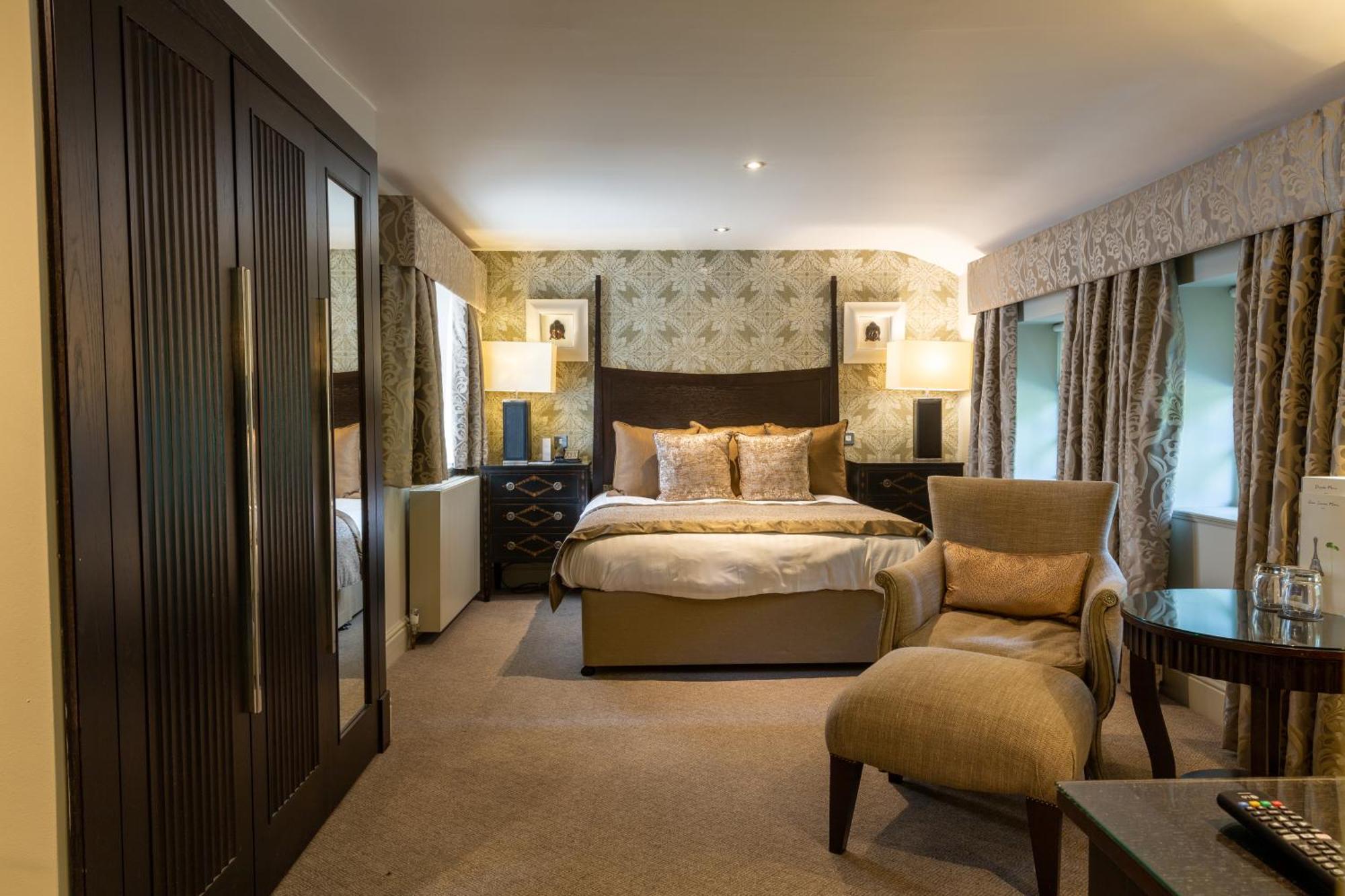 Hotel Wood Hall & 4*